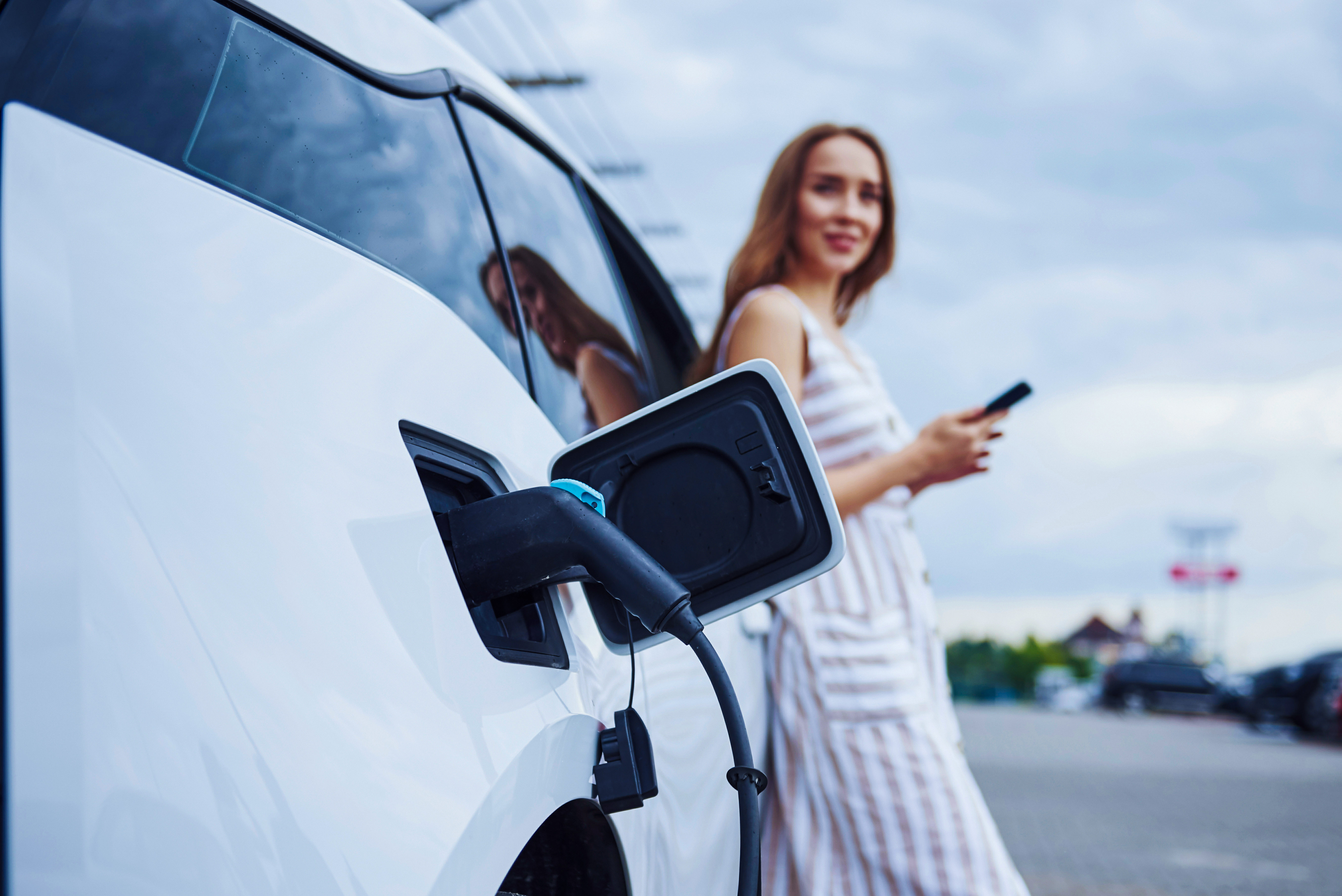 Governo apoia instalação de carregadores em condomínios